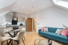 Lavish 2-Bedroom Apartment by E2M, Leatherhead
